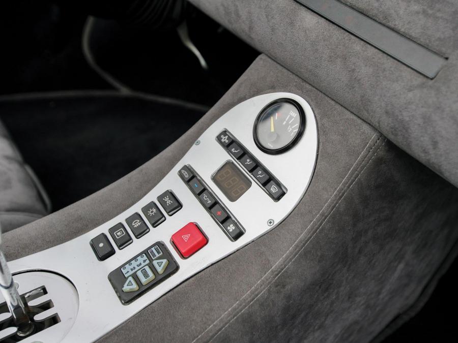 Детали интерьера Zagato Raptor Concept 1996 года  (фото 20 из 24)